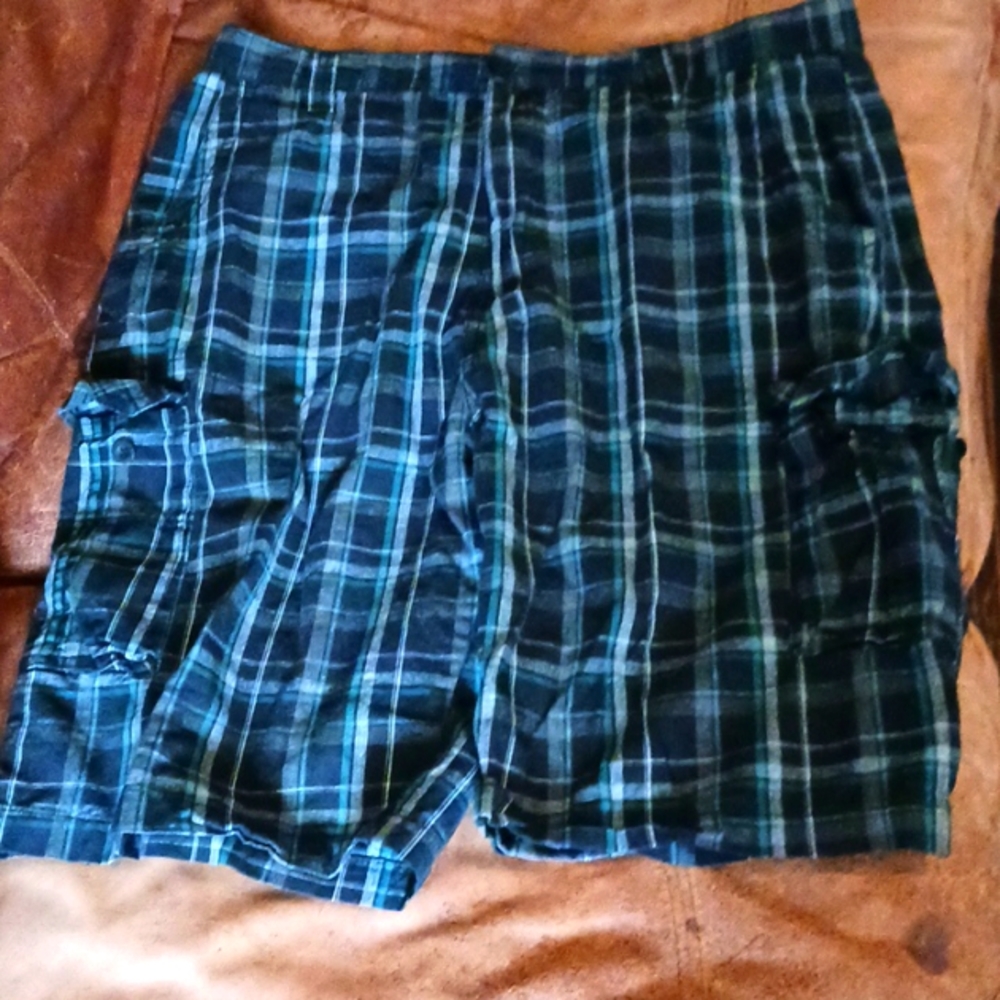 Mens size 36 airwalk blue and black shorts